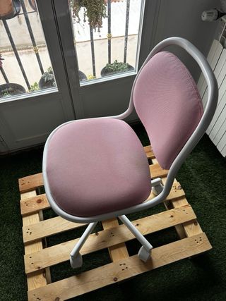 Silla de escritorio Ikea rosa y blanca