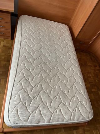 Colchón y somier con almohada. Precio negociable