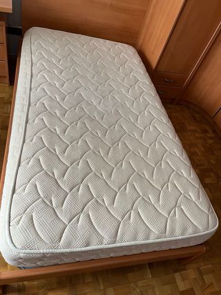 Colchón y somier con almohada. Precio negociable