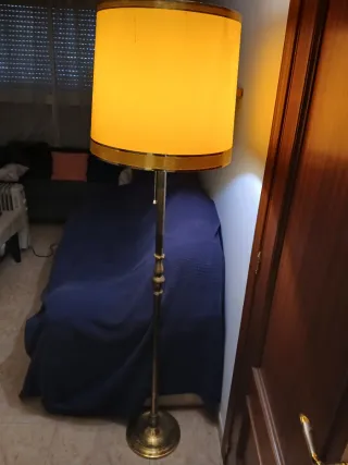 Lámpara de pie antigua dorada