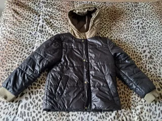 Piumino nero e beige con cappuccio