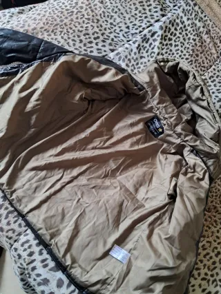 Piumino nero e beige con cappuccio