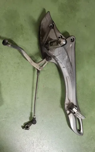 Soporte estribera izquierda Suzuki Gladius