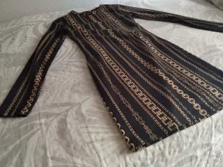 Vestido negro con estampado de cadenas