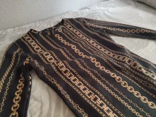 Vestido negro con estampado de cadenas