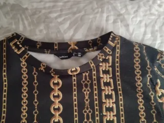 Vestido negro con estampado de cadenas