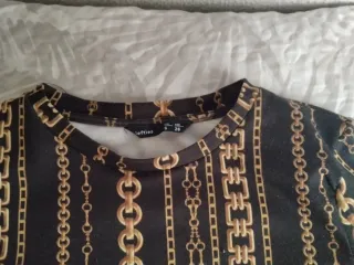 Vestido negro con estampado de cadenas