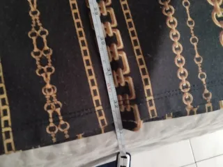 Vestido negro con estampado de cadenas