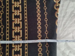 Vestido negro con estampado de cadenas