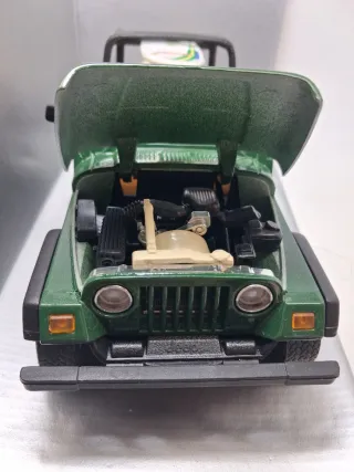 Jeep Wrangler California Solido scala 1:18.Nuova.