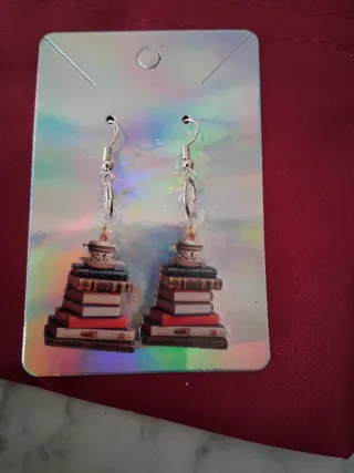 Pendientes largos de libros y taza
