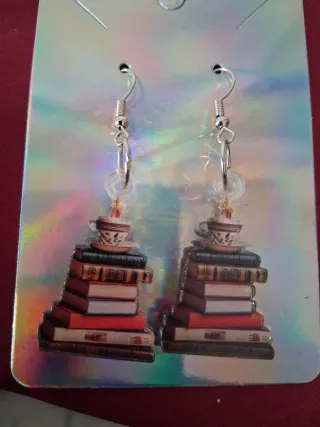 Pendientes largos de libros y taza