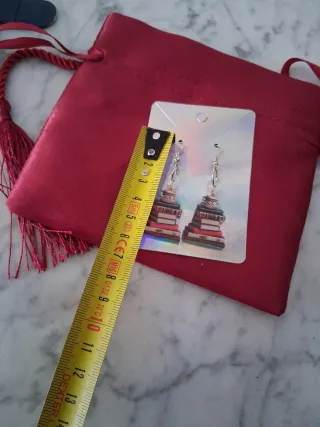 Pendientes largos de libros y taza
