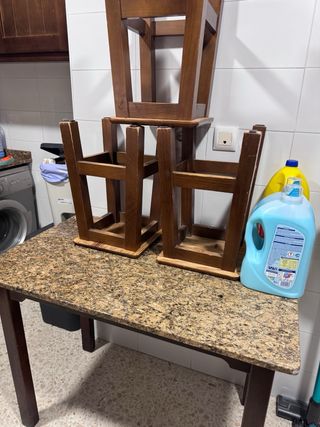 Mesa de madera y mármol con 3 bancos