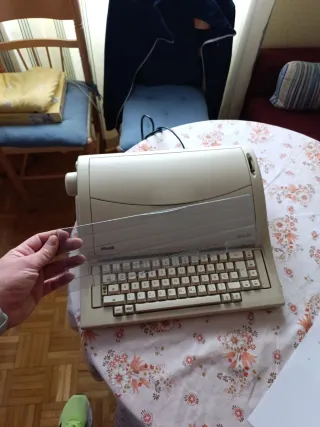 Máquina de escribir Olivetti Linea 101