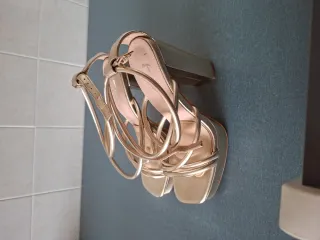 Zapatos de fiesta dorados tacón