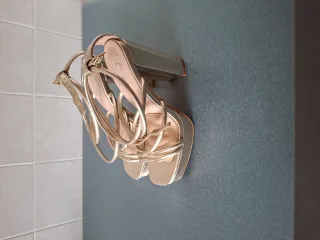 Zapatos de fiesta dorados tacón