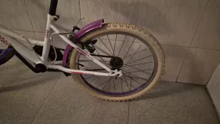 Bicicleta infantil blanca y morada