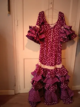 Traje de flamenca morado con lunares blancos