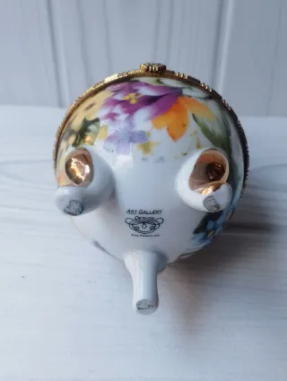 Uovo portagioie in porcellana decorato