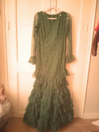 Traje de flamenca verde con volantes