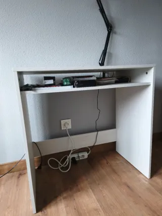 Escritorio blanco y madera