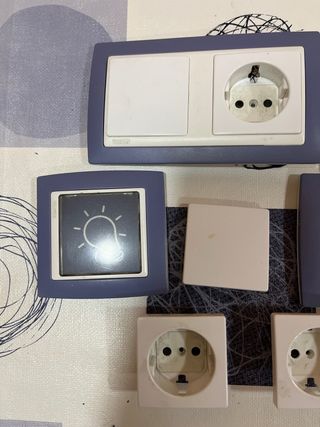 Tapas mecanismos luz y enchufes marca Simon