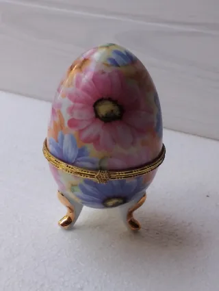 Portagioie in porcellana con fiori