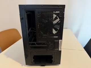 Caja NZXT H210