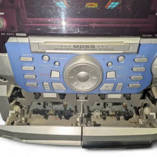 Equipo de música LG retro con altavoces