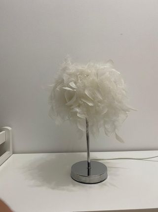 Lámpara con plumas blancas