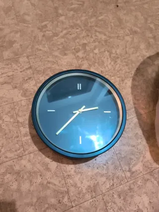 Reloj de pared azul y blanco