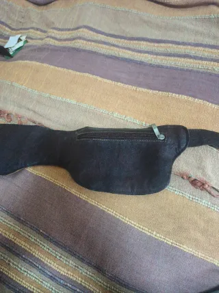 Riñonera de cuero artesanal