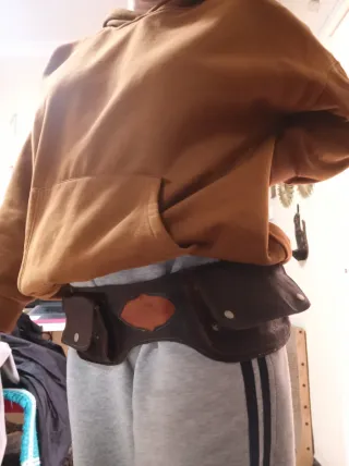 Riñonera de cuero artesanal