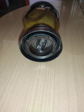 Antiguo farolillo de queroseno ámbar