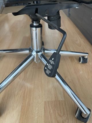 Silla de oficina ergonómica beige y marrón