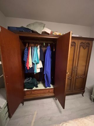 Armario antiguo de madera gran capacidad
