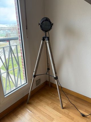 Lámpara de pie estilo foco industrial