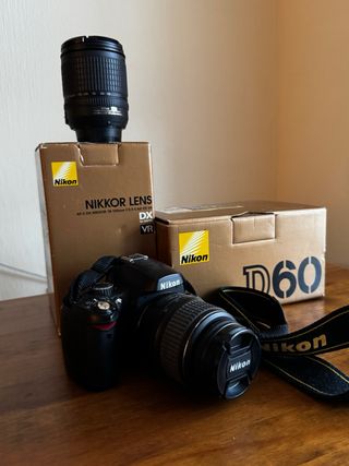 Cámara Nikon D60 con objetivo Nikkor 18-55