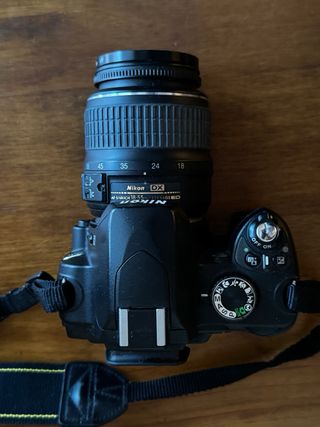 Cámara Nikon D60 con objetivo Nikkor 18-55