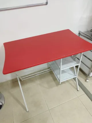 Mesa de escritorio roja y blanca