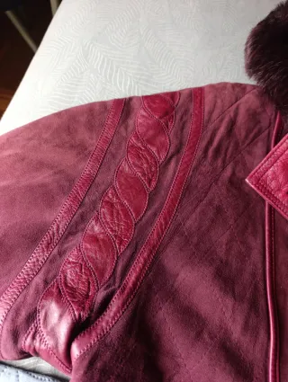 Chaquetón de ante con capucha.