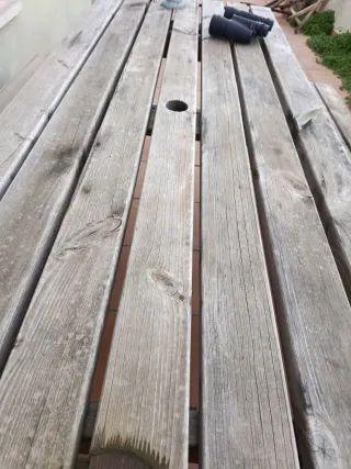 Mesa de jardín de madera y metal