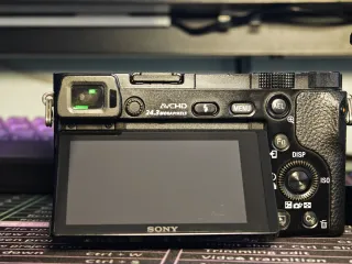 Sony a6000 con obiettivo 16-50mm OSS