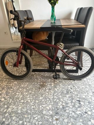 Bicicleta BMX burdeo y negro