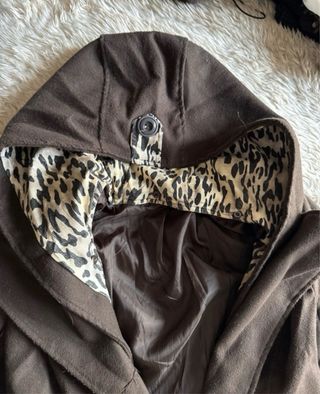 Gabardina marrón con forro de leopardo