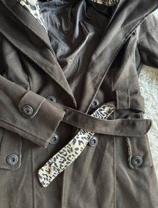 Gabardina marrón con forro de leopardo