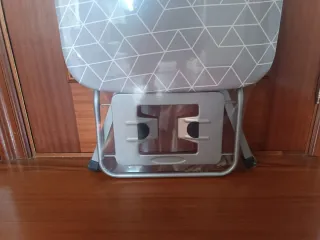 Tabla de planchar gris con diseño geométrico