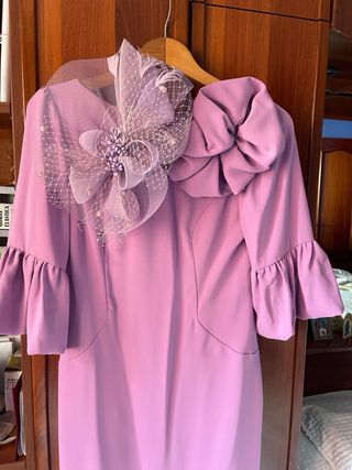 Vestido lila invitada con flor