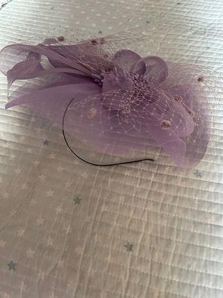 Tocado lila con flor